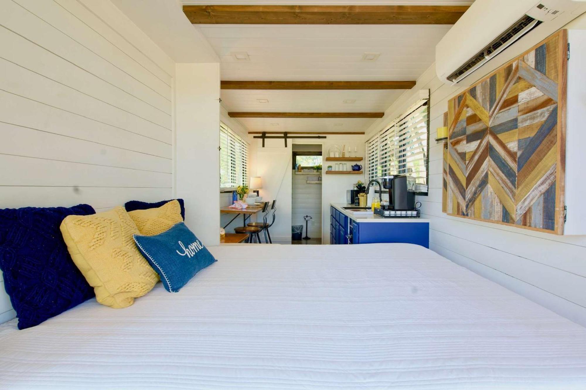 Holiday home Elegant Container Tiny House Yellow & Blue Waco