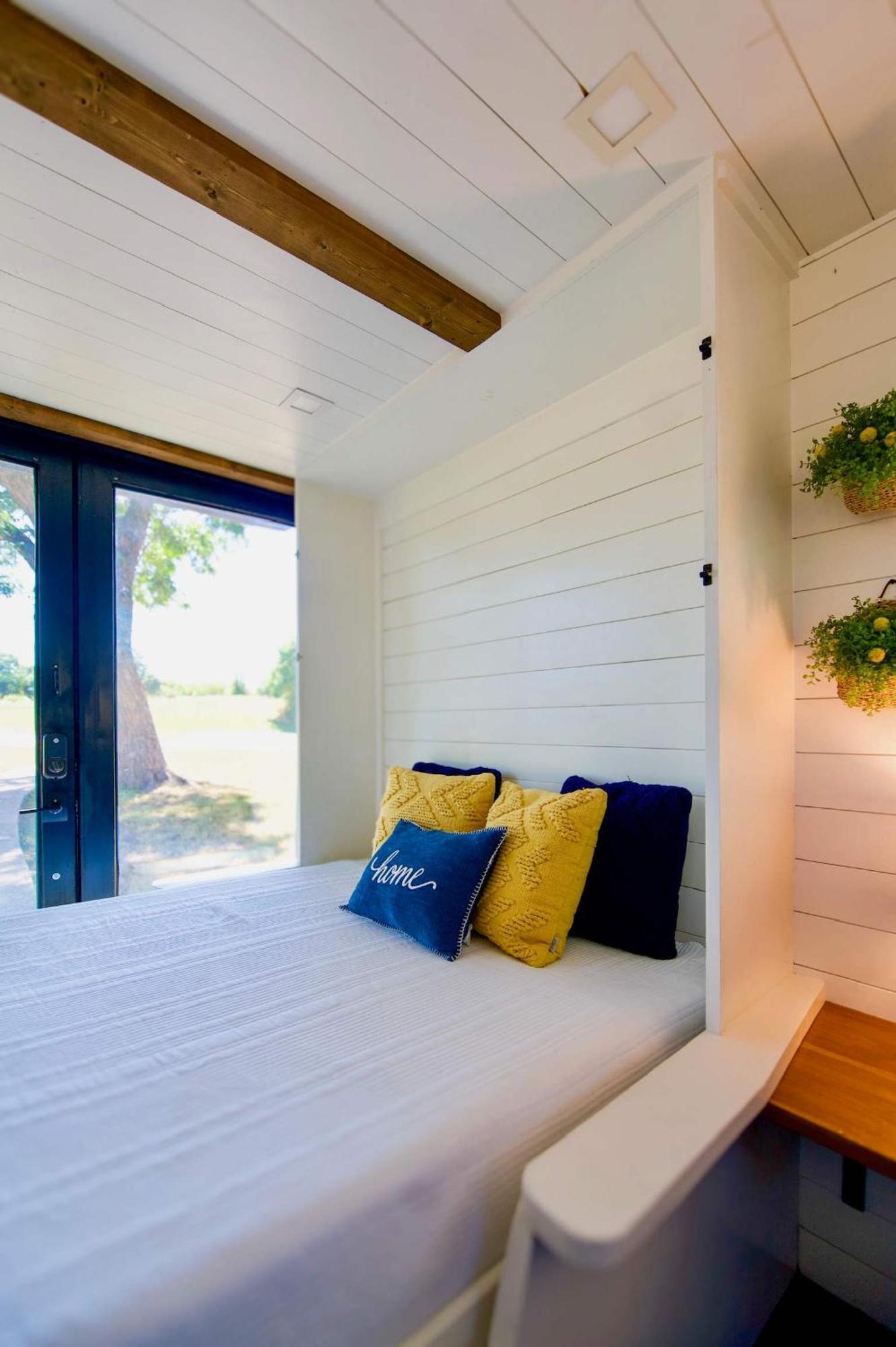 Elegant Container Tiny House Yellow & Blue Holiday home *