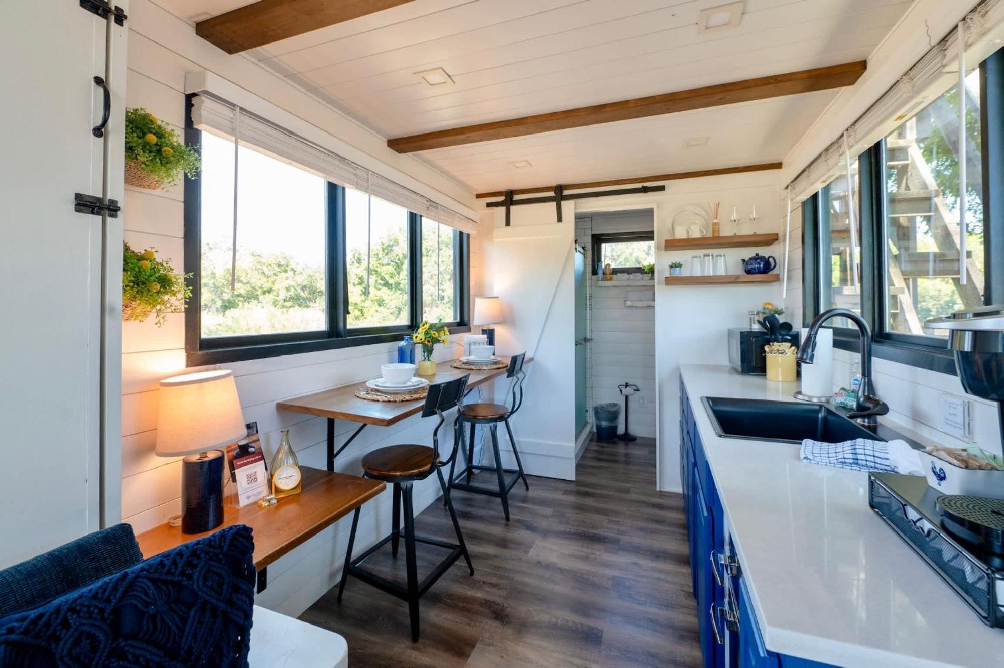 Holiday home Elegant Container Tiny House Yellow & Blue Waco